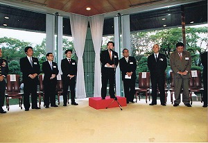 平成26年2月5日　防犯議員連盟と陸・海・空自衛隊幹部との意見交換　副会長として挨拶する原竹県議