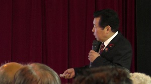 パワーポイントを使用しての県政の報告（手にしているのはレーザーポインターです）。