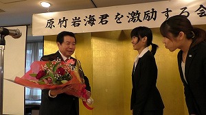 花束贈呈　思わず顔が緩みます。